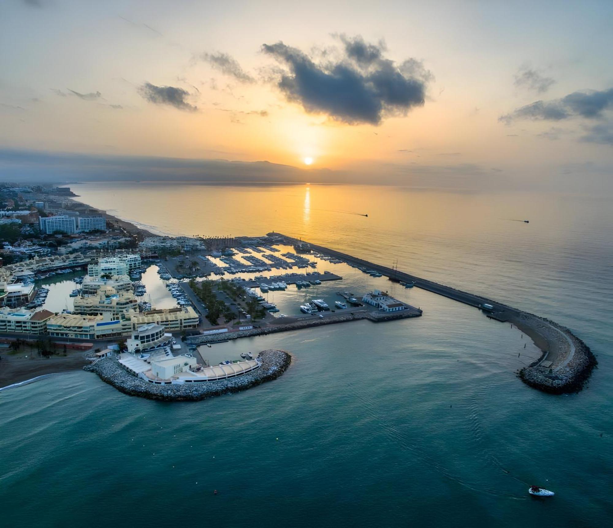 Luxury Suites Sunset Beach เบนัลมาเดนา ภายนอก รูปภาพ